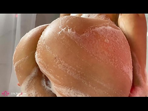 ❤️ Bruneta masturbuje kundu vibrátorem až k intenzivnímu orgasmu ve sprše Sex video u nás ❌️❤